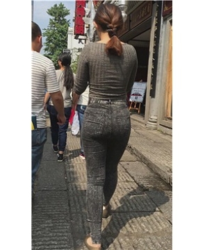 紧绷到无法呼吸的灰色牛仔裤美女 [3.13 GB]