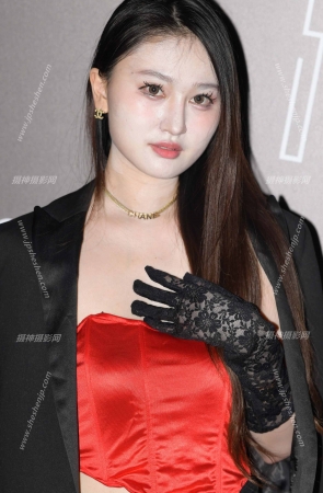 23918-15=159√闪光下的她更加诱惑【套图➕视频】 16P