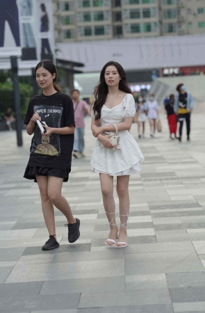 街拍白裙凉高
