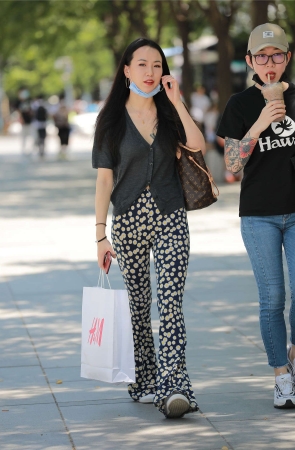 玻璃街拍作品 – 紧身裤职场小姐姐