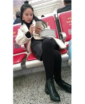 4k超清，候车室拍摄打底裤袜美眉，瘫坐着专注玩手机