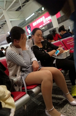 车站灰色圆点包臀短裙肉色丝袜极品美腿少妇