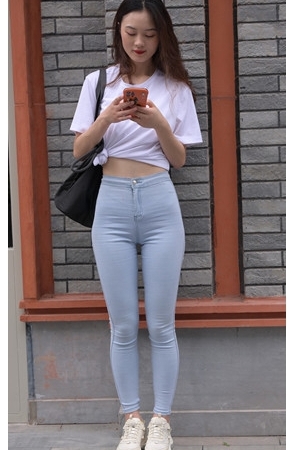 （视频）漂亮的牛仔紧身裤小姐姐[9.12G/MP4]