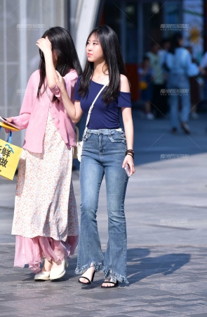 搭讪牛仔裤活泼小美女