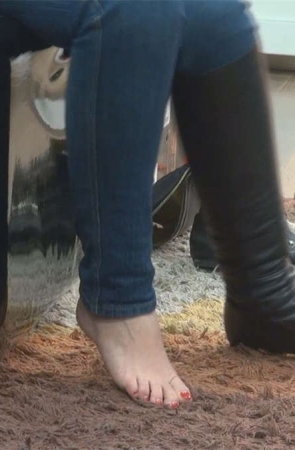 只留给我一个角度记录脱掉丝袜的过程