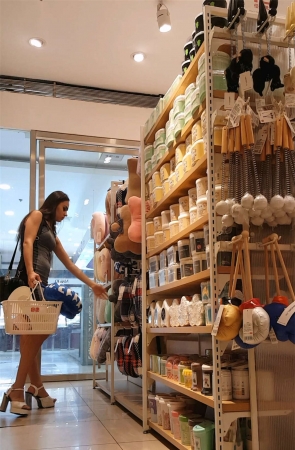 白色高跟好身材包臀裙美女逛超市