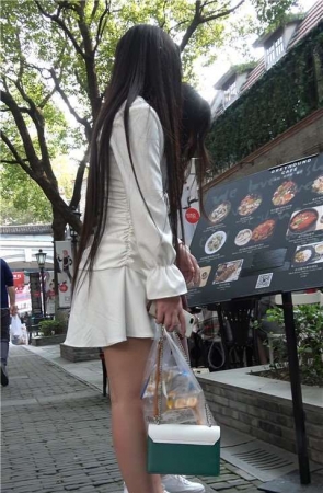 白色连衣裙MM秀发很长 [570 MB/MP4]