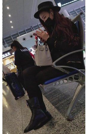 口罩黑色短靴美女