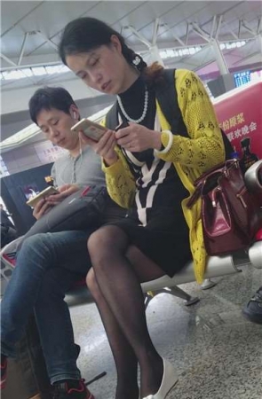 4k-候车室拍摄美腿黑丝袜性感美女