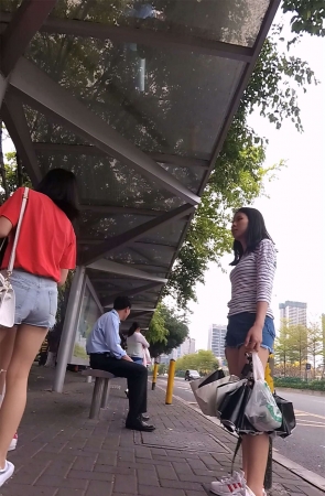 红T恤牛仔热裤长腿清纯美女