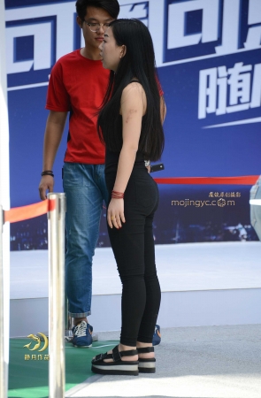 用手机玩球的黑裤妹—-（14P）