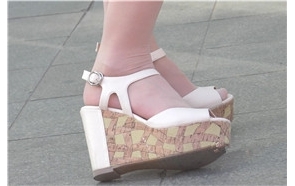 4k-粉嫩肉丝坡高跟凉鞋美足美眉。