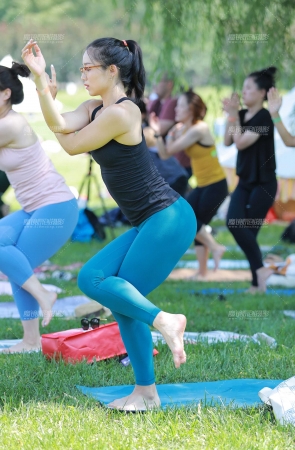 第1511篇姿态舒展紧身美女