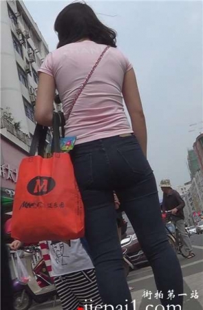 街拍黑色紧身宽臀年轻妈妈，粉色T恤更显成熟味道[1.30 GB]