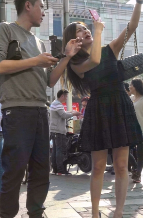 黑色连衣裙高跟鞋美女