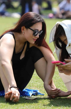 街拍性感的长发美女表演瑜伽动作