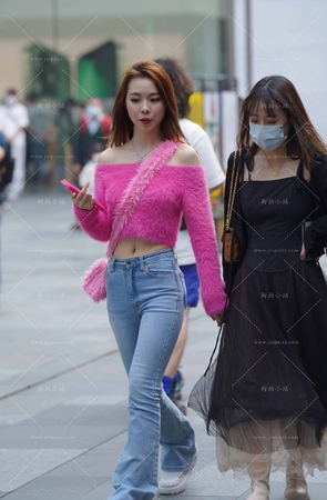 蓝色牛仔紧身美眉