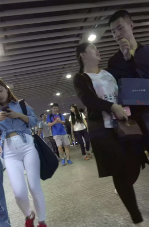 红色运动鞋街拍紧身白裤美臀漂亮美女小姐姐