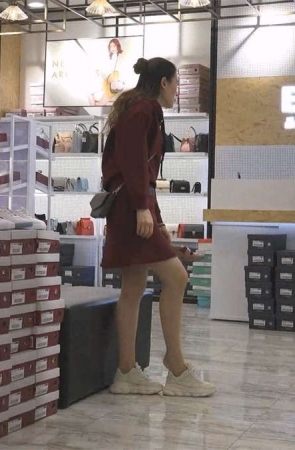 两位极品气质的美女都有着一双漂亮的丝袜脚