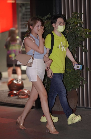 后背纹身的白裙小妹