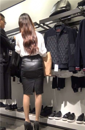 4K – 性感身材街拍皮裙白衬衫美女买衣服 [1.22 GB]