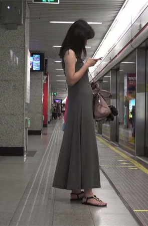 等地铁的长裙MM