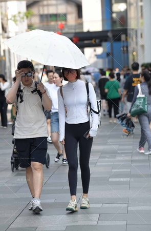 街拍黑色紧身裤眼镜妹