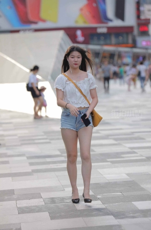 街拍牛仔热裤高跟美眉