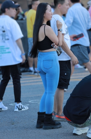 撑破牛仔裤的美女