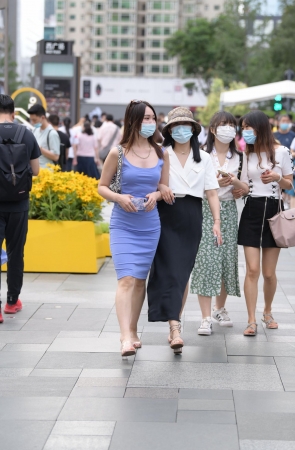 蓝色连体裙美女