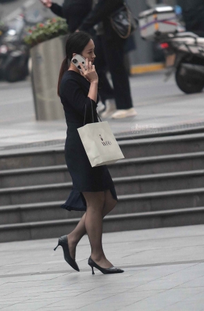 街拍黑丝高跟少妇