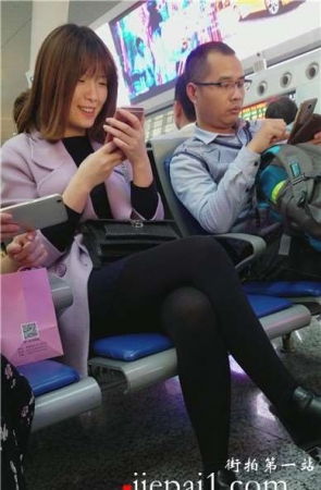 4k-高铁站候车室拍摄黑丝打底裤美腿美女。