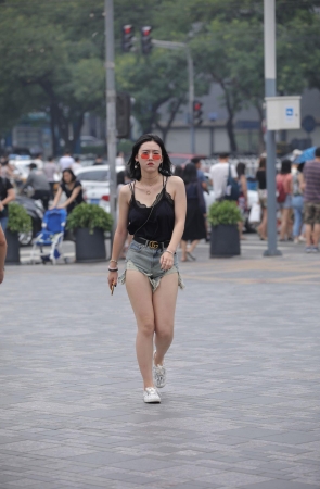 性感美背热裤美女