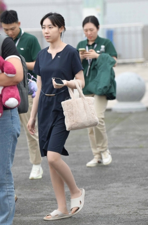 2468-37=75√丝袜拖鞋小妹 12P