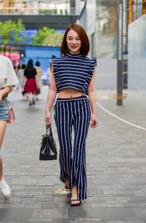 时尚喇叭裤小女人