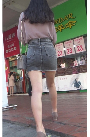 灰色牛仔高腰裙妹子