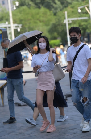 粉色牛仔短裙美女