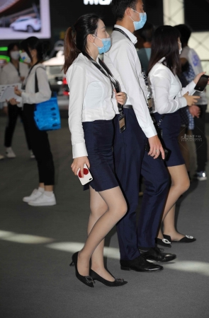 街拍灰丝高 跟很好看啊