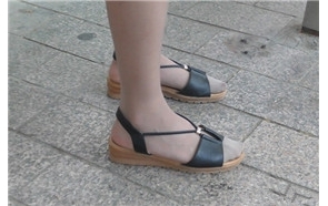 4k超清，公交站拍摄原味丝足凉鞋美女