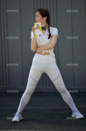 白色紧身裤美女