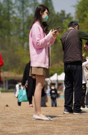 街拍粉色外套女孩