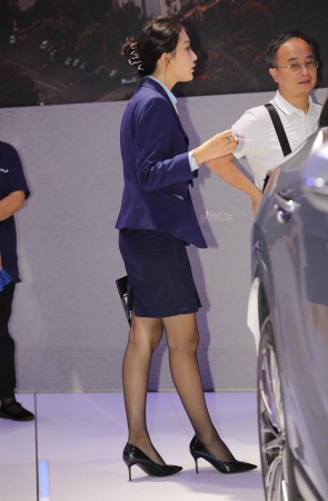 【街拍心灵】雷克萨斯销售顾问街拍黑丝高跟美腿