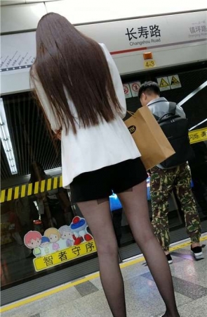 4K-等地铁的黑丝短裙性感街拍美腿美女