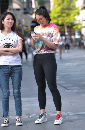 紧身黑色健美裤美眉