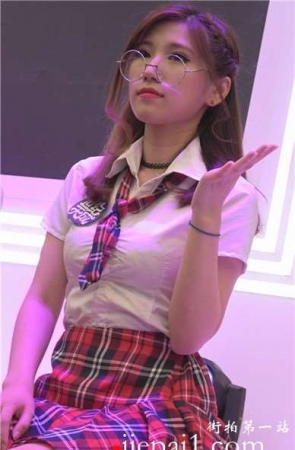 甜美萝莉制服夸张眼镜小美女。