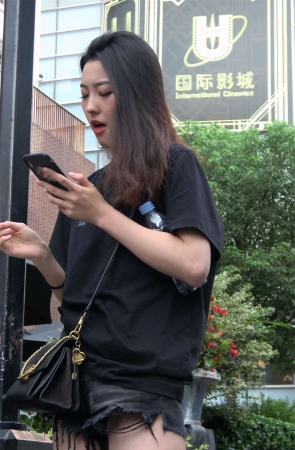 热裤美腿吸烟的漂亮小姐姐