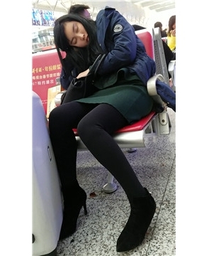 4k-黑色裤袜美腿女孩，是不是昨晚与男友折腾太晚了