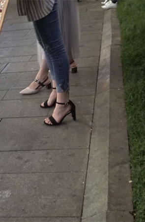 紧身牛仔高跟美足美女