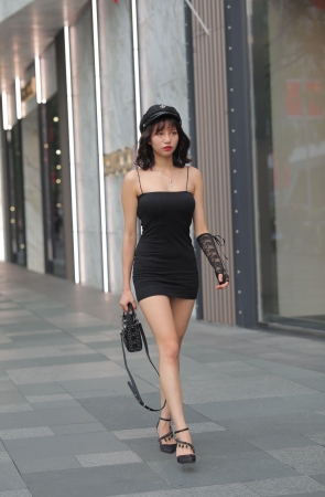 黑色吊带包臀裙小妹