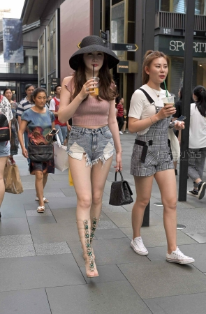 性感御姐美女对你放电